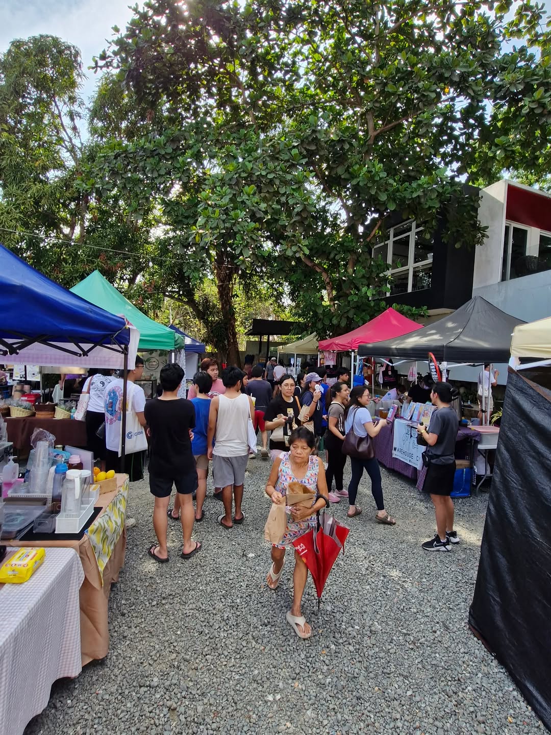 Elbi Community Market atmosphere